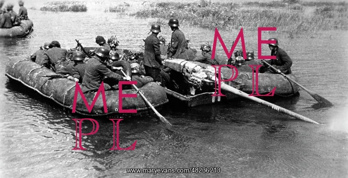 : German assault boat on the Dnieper 1941 : German assault boat on the Dnieper 1941