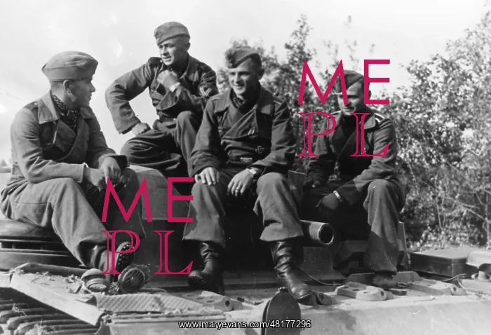 : German assault gun crew on their tank, 1941 : German assault gun crew on their tank, 1941