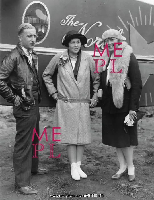 : The German aviatrix Thea Rasche (right) : The German aviatrix Thea Rasche (right)