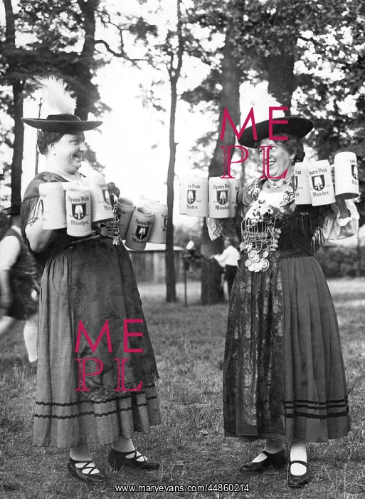: GERMAN BAR MAIDS : GERMAN BAR MAIDS