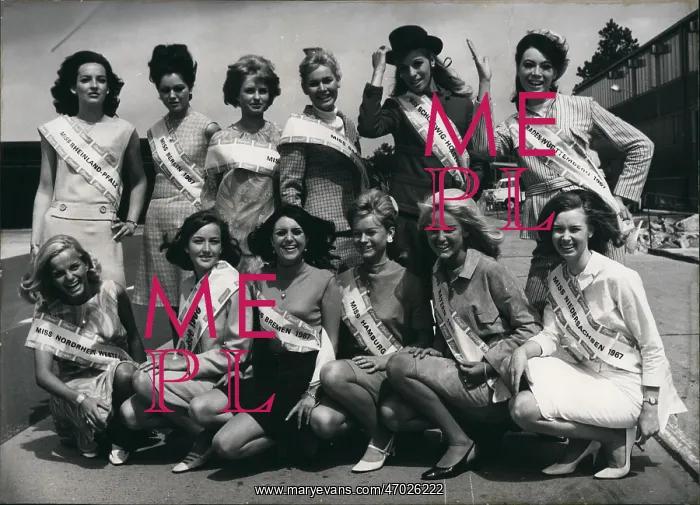 : Twelve German beauty queens in Berlin : Twelve German beauty queens in Berlin