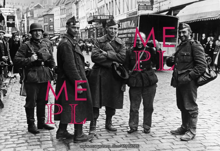 : German and Belgian soldiers after the ceasefire in Belgium : German and Belgian soldiers after the ceasefire in Belgium