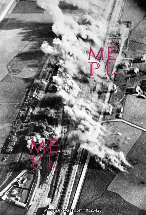 : German bombing raid on a railroad station - Eastern Front : German bombing raid on a railroad station - Eastern Front