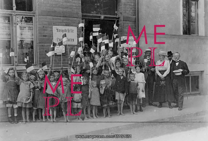: German children in front of an accommodation assignment cent : German children in front of an accommodation assignment cent