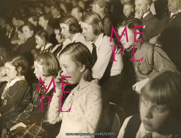 : German children at a theater performance of Langemarck : German children at a theater performance of Langemarck