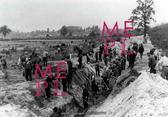  : German civilians construct border fortifications on the