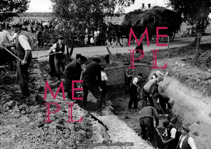 : German civilians construct border fortifications in East : German civilians construct border fortifications in East
