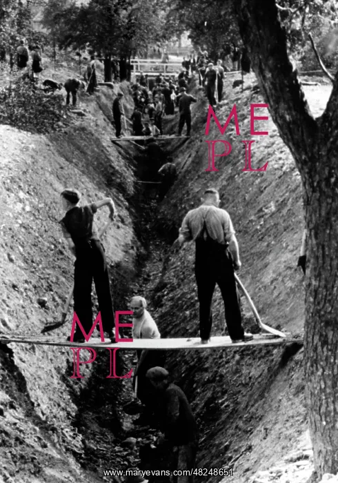 : German civilians during the construction of border : German civilians during the construction of border
