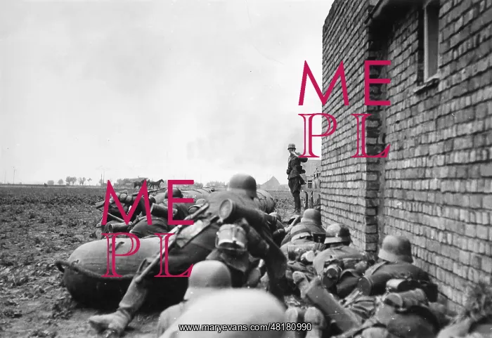 : German engineers before an attack in France, 1940 : German engineers before an attack in France, 1940