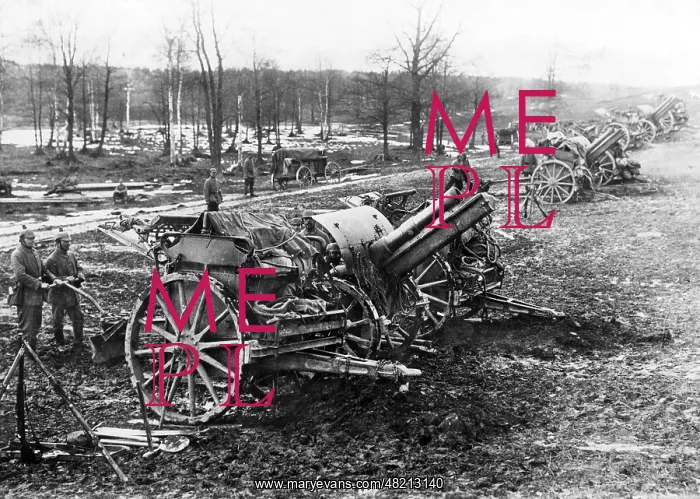 : German field howitzers at the Western Front, 1917 : German field howitzers at the Western Front, 1917