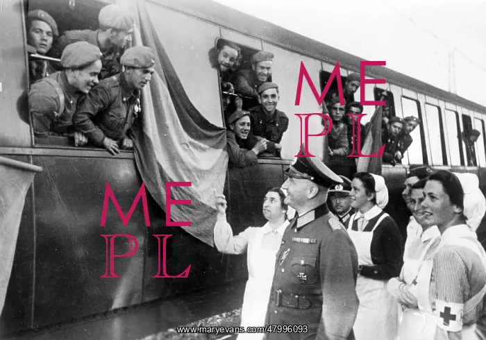 : A German general and nurses receive the Spanish volunteers : A German general and nurses receive the Spanish volunteers