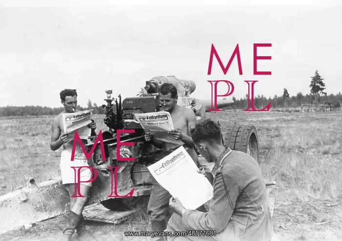 : German gun crew reading the newspaper, 1941 : German gun crew reading the newspaper, 1941