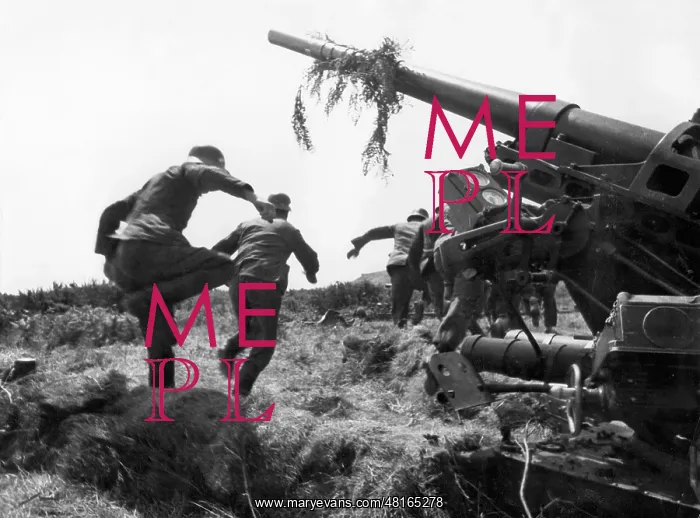 : German gunners during an alarm, 1942 : German gunners during an alarm, 1942