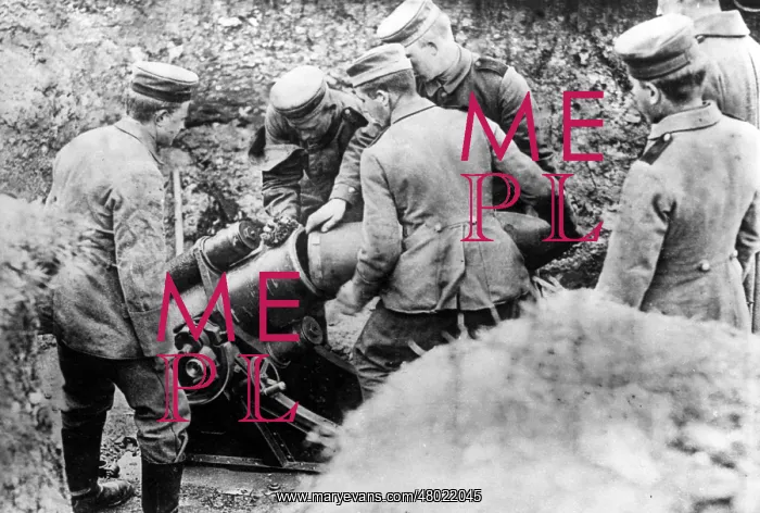 : German gunners loading 25cm trench mortar, WW1 : German gunners loading 25cm trench mortar, WW1