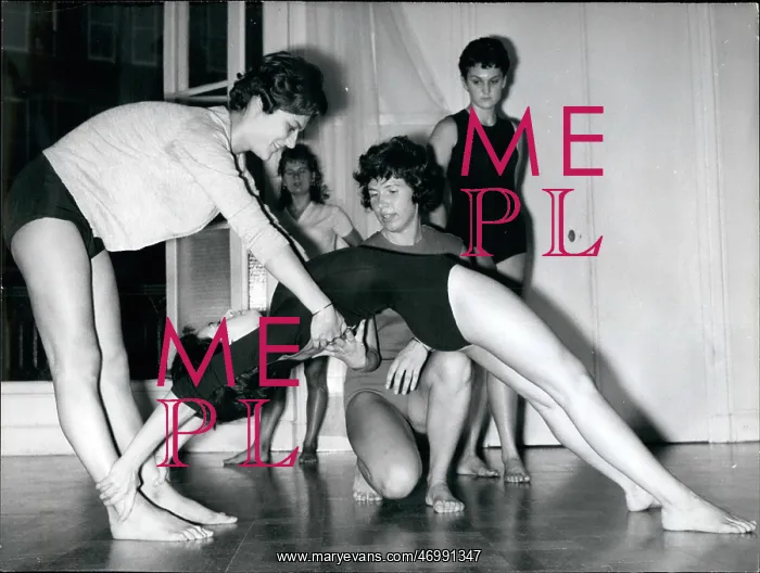 : German gymnastic display for trainee French models, Paris : German gymnastic display for trainee French models, Paris