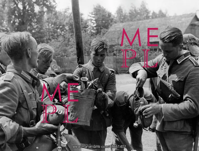 : German infantry during a march break on the Eastern front : German infantry during a march break on the Eastern front