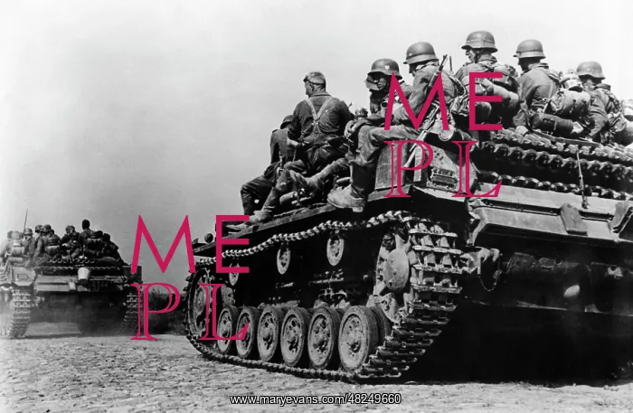 : German infantrymen at an assault gun on the Eastern Front : German infantrymen at an assault gun on the Eastern Front