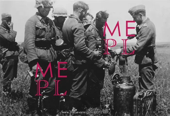 : German infantrymen are supplied with water, 1942 : German infantrymen are supplied with water, 1942