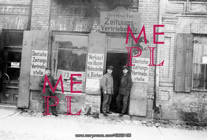 : German newspaper distributer's in Lida, 1916 : German newspaper distributer's in Lida, 1916