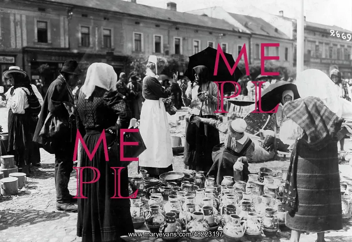 : German nurses on a pottery market, 1917 : German nurses on a pottery market, 1917
