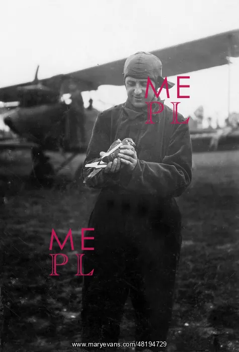: German observer with carrier pigeon, 1917 : German observer with carrier pigeon, 1917