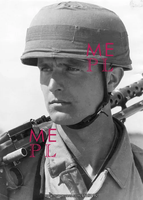 : German Paratrooper, 1940 : German Paratrooper, 1940