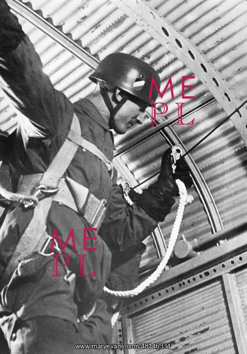 : German paratrooper before jumping, 1942 : German paratrooper before jumping, 1942
