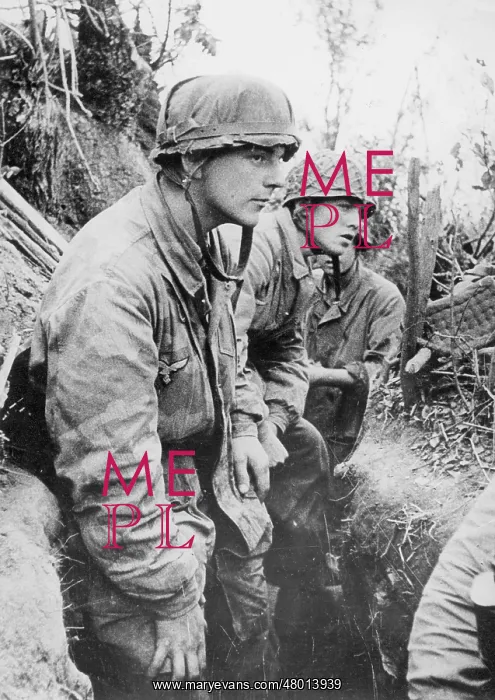  : German paratroopers during a break in the fighting in Italy