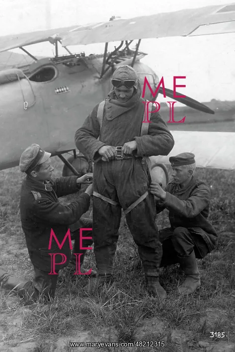 : German pilot adjusting his parachute, 1918 : German pilot adjusting his parachute, 1918