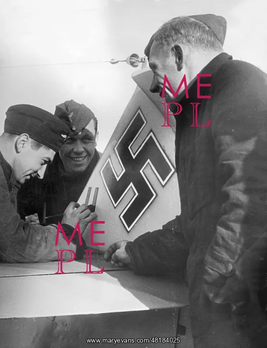 : German pilots apply air victory marks, 1939 : German pilots apply air victory marks, 1939