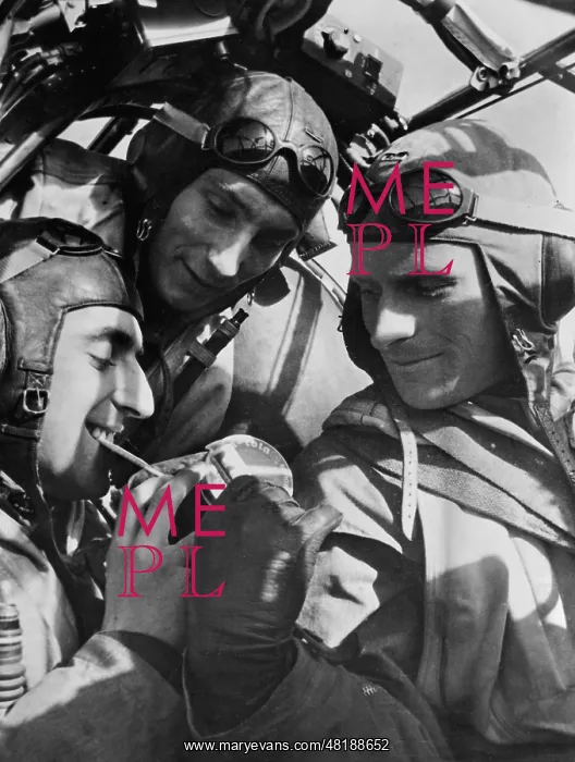 : German pilots eating, 1941 : German pilots eating, 1941