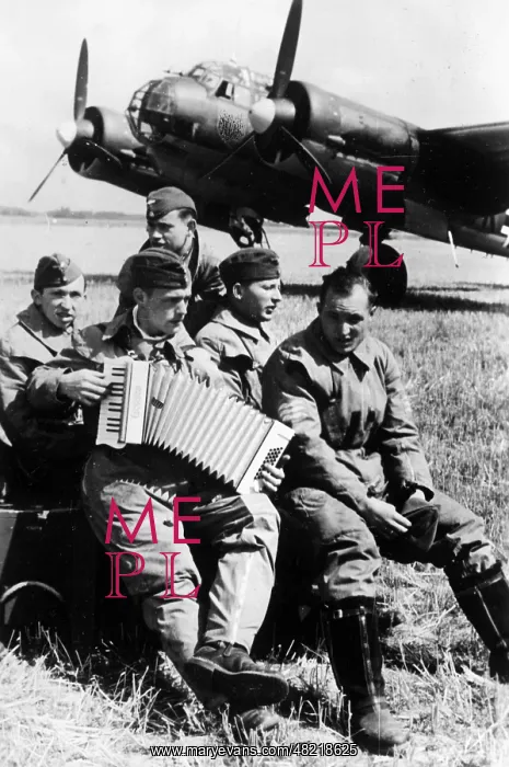 : German pilots in front of their plane, 1940 : German pilots in front of their plane, 1940