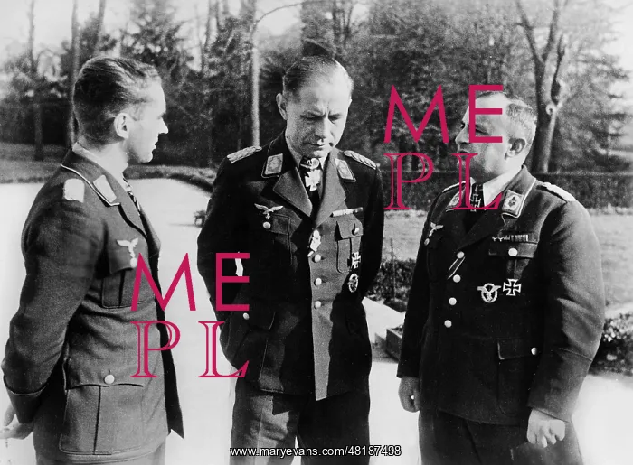 : German pilots talking, 1940 : German pilots talking, 1940