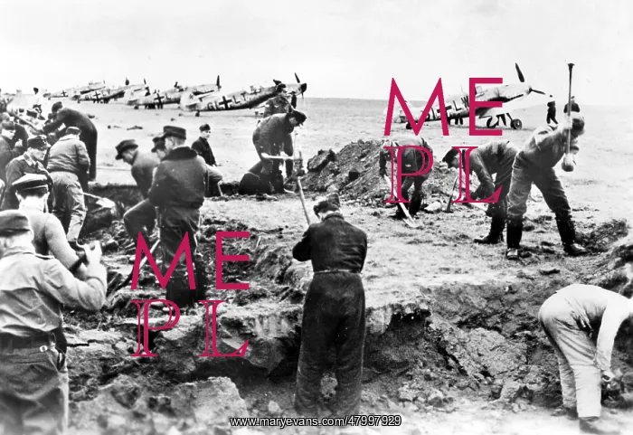 : German pilots at work on an airfield on the Eastern Front, 1 : German pilots at work on an airfield on the Eastern Front, 1