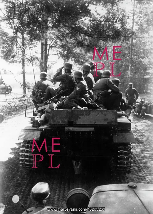: German self-propelled gun with mounted infantry, 1941 : German self-propelled gun with mounted infantry, 1941