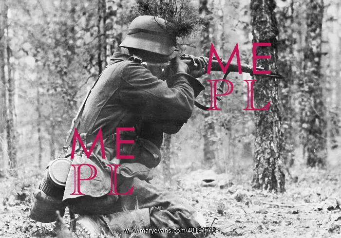 : German Soldier in Combat at the Eastern Front, 1941 : German Soldier in Combat at the Eastern Front, 1941