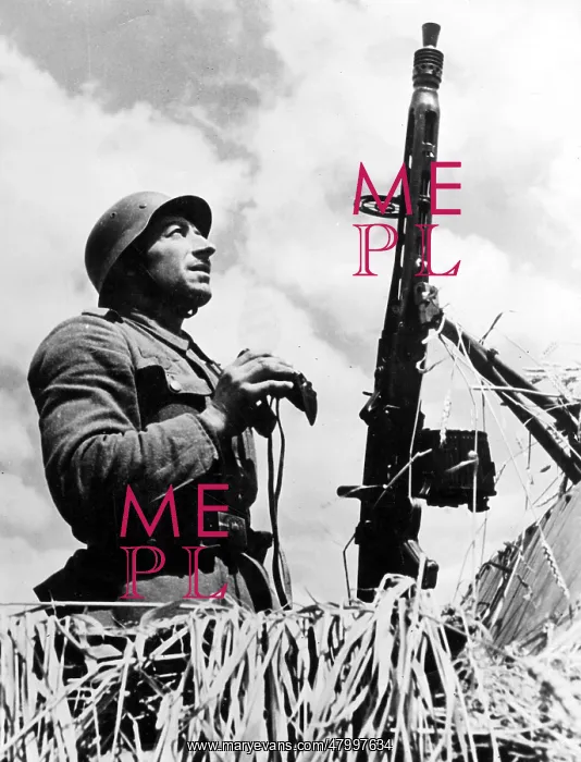: German Soldier with an MG 42, 1944 : German Soldier with an MG 42, 1944