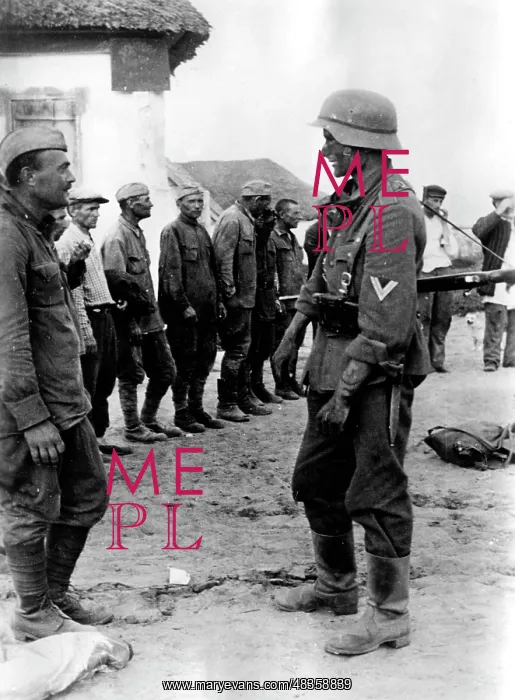  : German soldier with Soviet prisoners of war, 1942