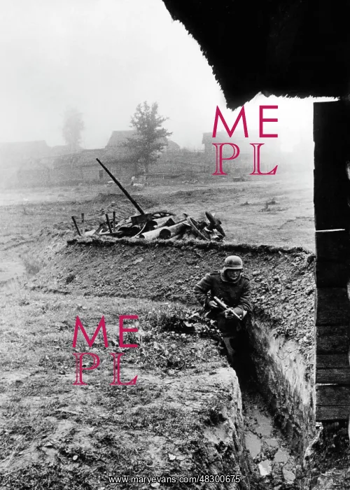 : German soldier in a trench - Eastern Front, 1941 / 42 : German soldier in a trench - Eastern Front, 1941 / 42