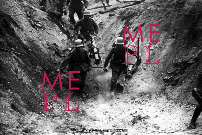 : German soldiers advance with a machine gun, 1918 : German soldiers advance with a machine gun, 1918