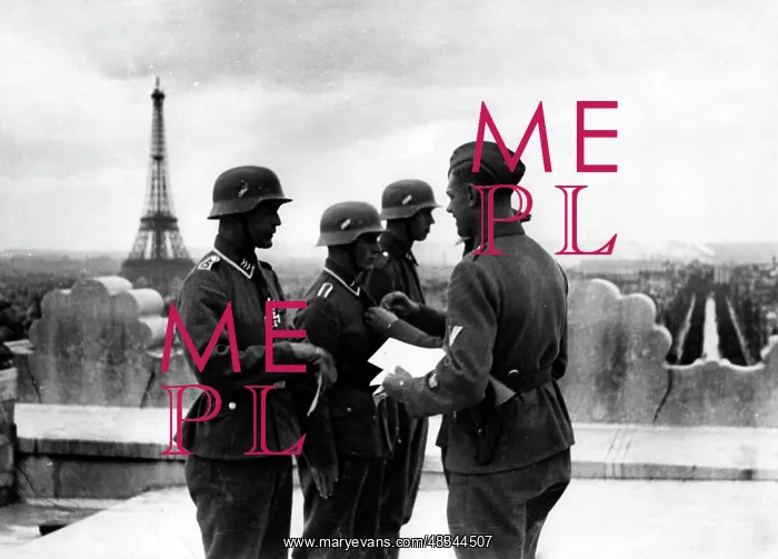 : German soldiers on the Arc de Triomphe, 1940 : German soldiers on the Arc de Triomphe, 1940