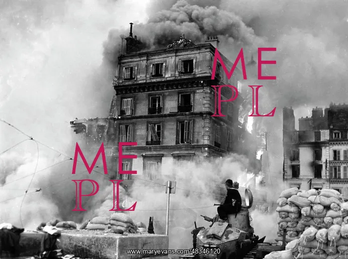: German soldiers in the burning Rouen, 1940 : German soldiers in the burning Rouen, 1940
