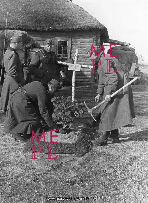 : German soldiers bury a comrade, 1941 : German soldiers bury a comrade, 1941