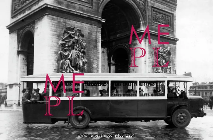 : German soldiers in a bus in front of the Arc de Triomphe : German soldiers in a bus in front of the Arc de Triomphe