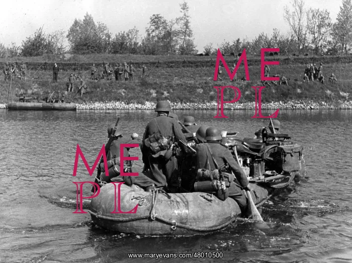 : German soldiers crossing the Meuse : German soldiers crossing the Meuse