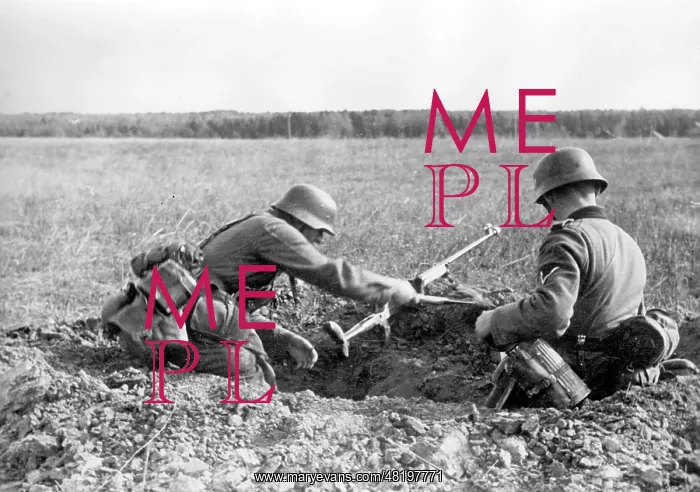 : German soldiers dig a hole for cover, Eastern front, 1941 : German soldiers dig a hole for cover, Eastern front, 1941