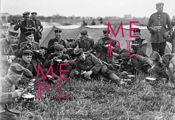 : German soldiers eat, 1912 : German soldiers eat, 1912