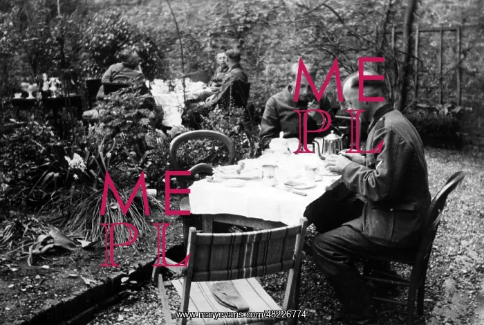 : German soldiers are eating, 1940 : German soldiers are eating, 1940