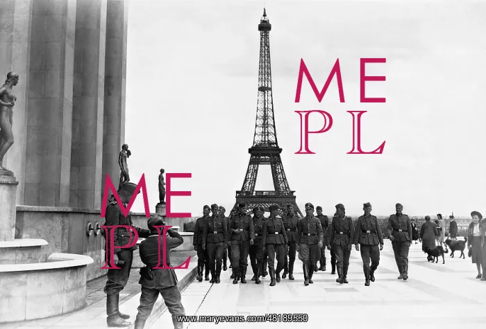 : German soldiers in front of the Eiffel Tower, 1940 : German soldiers in front of the Eiffel Tower, 1940
