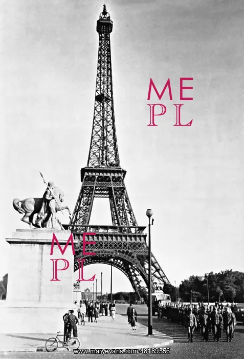 : German soldiers in front of the Eiffel Tower, 1940 : German soldiers in front of the Eiffel Tower, 1940